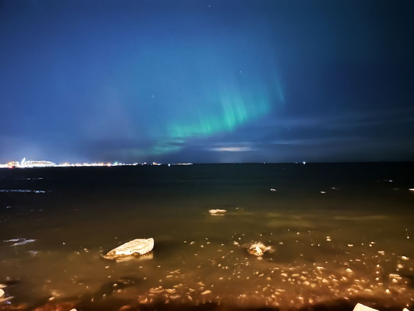 Aurora Borealis terlihat dari pantai Russalka
