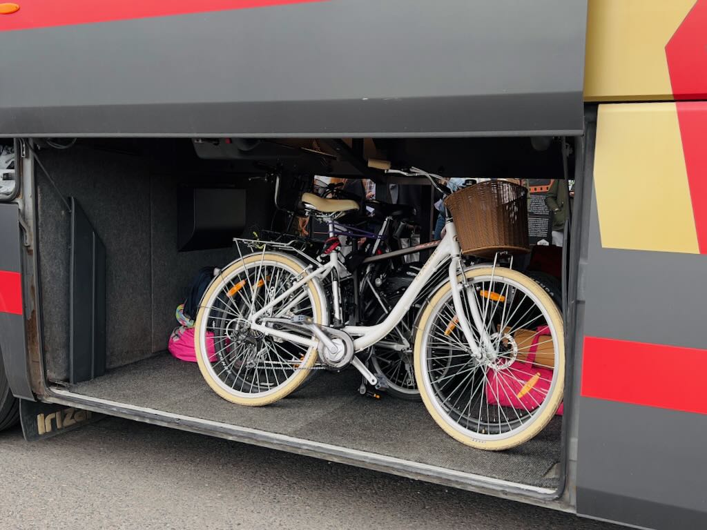 Sepeda saat dimasukkan ke dalam bus