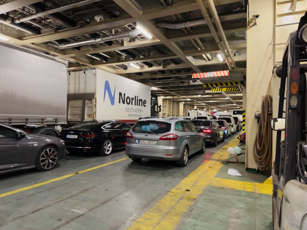 Suasana parkir di dalam ferry. Tentu saja selama perjalanan kami naik ke dek penumpang.