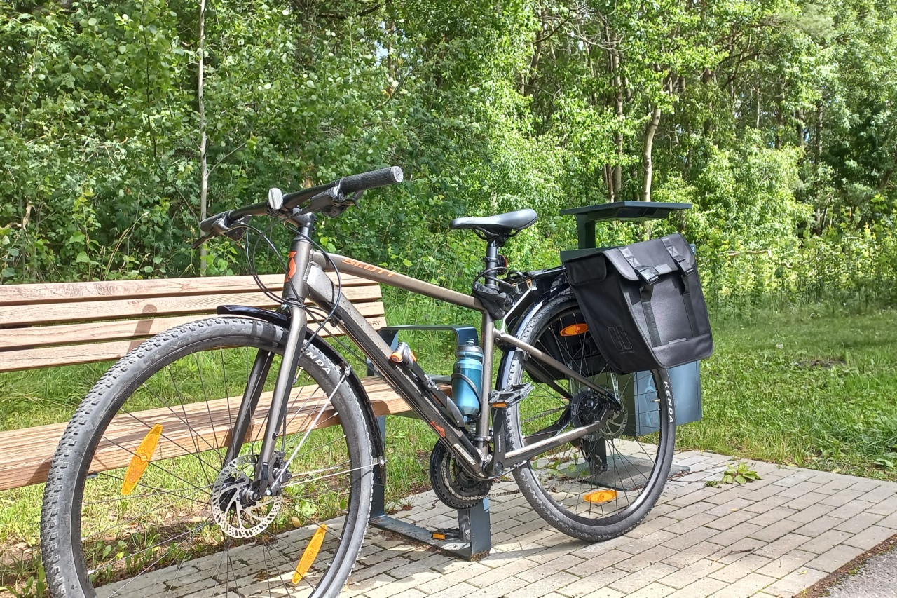 Sepeda dilengkapi dengan tas pannier.