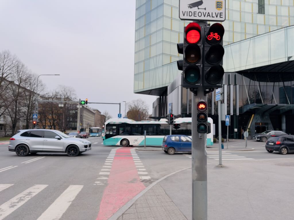 Jalur sepeda di tengah kota Tallinn yang dicat khusus berwarna merah.