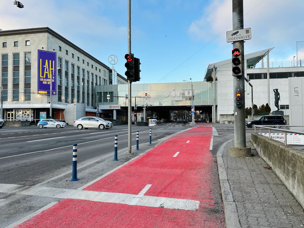 Jalur sepeda di tengah kota Tallinn yang dicat khusus berwarna merah.