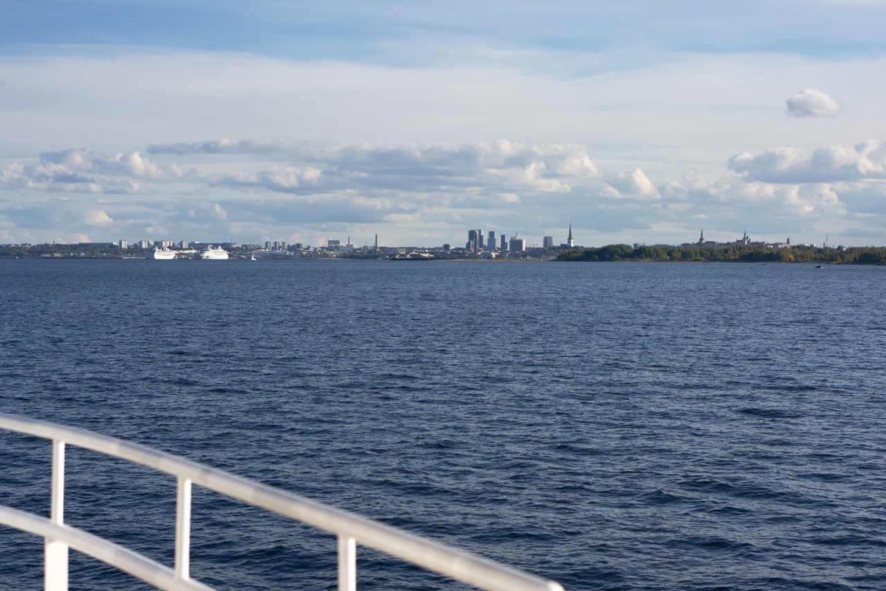 Lansekap kota Tallinn dilihat dari tengah laut.